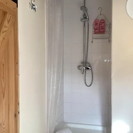 לינה וארוחת בוקר La Ruche